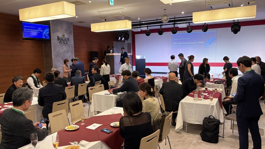 自由交流时间的会场,与会者在餐桌之间站立交谈
