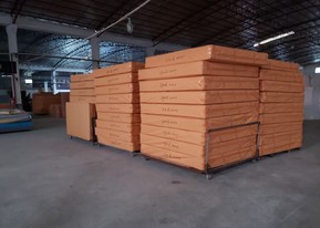 中国工厂仓库中堆放的已包装产品